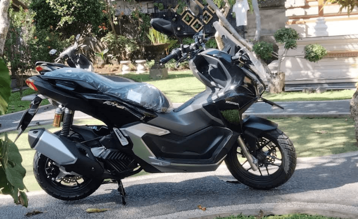 Serah terima unit dan kunci motor kepada pelanggan