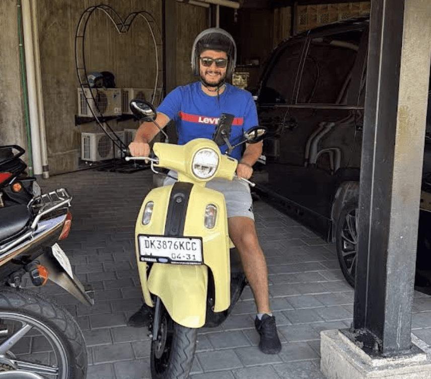 Deretan motor scooter siap disewa