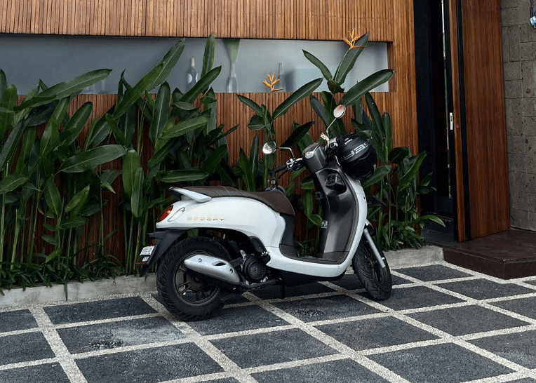 Mekanik merawat mesin motor sebelum disewakan